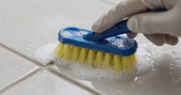 close-up_of_gloved_hands_scrub_133603