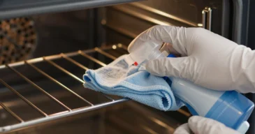 close-up_of_hands_with_gloves_134051
